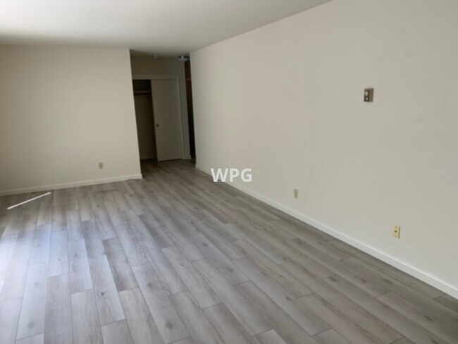 Building Photo - 745 Menlo Ave