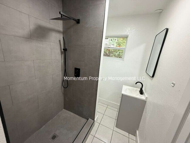 Foto del edificio - BEAUTIFUL & REMODELED 3/2 AVAILABLE NOW!!