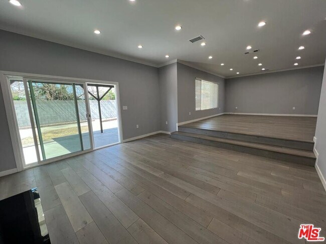 Building Photo - 11243 Lull St