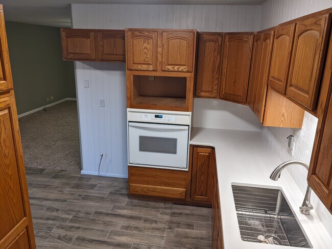 Cocina_2: Encimeras de cuarzo. Horno empotrado. Espacio para microondas. - 749 W Clark Ave