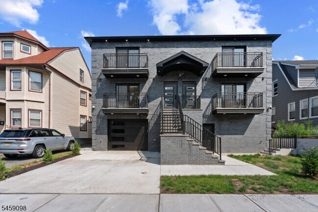 Building Photo - 144 N 14th St