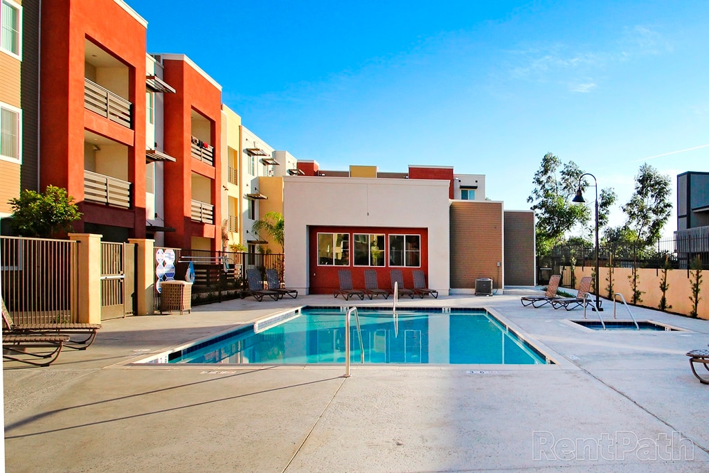 Swimming Pool - 807 West