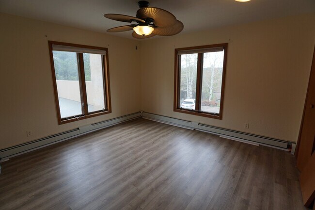 Foto del edificio - Charming 2 Bedroom Condo in North Evergreen!