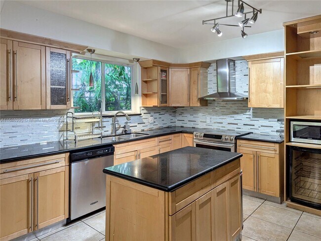 Foto del edificio - 6140 Pine Tree Dr