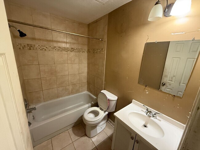 Building Photo - 5125 E Linda Cir