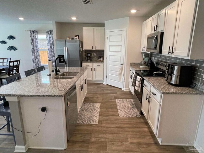Foto del edificio - 7835 Lakeside Oaks Dr