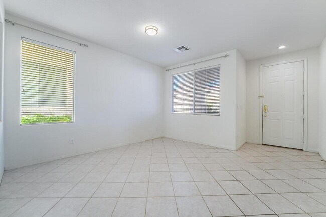 Foto del edificio - 3 bedroom, 2.5 bathroom, Summerlin Home, Low Maintenance Yard