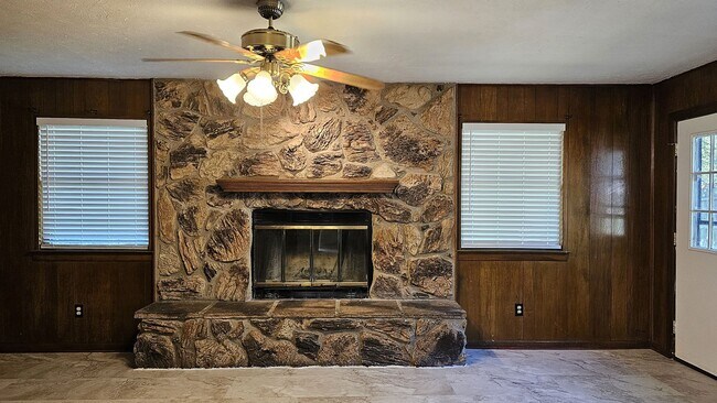 Building Photo - CUTE WESTERN HILLS HOME!