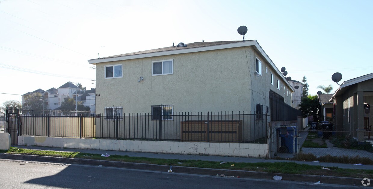 Building Photo - 812 W 83rd St