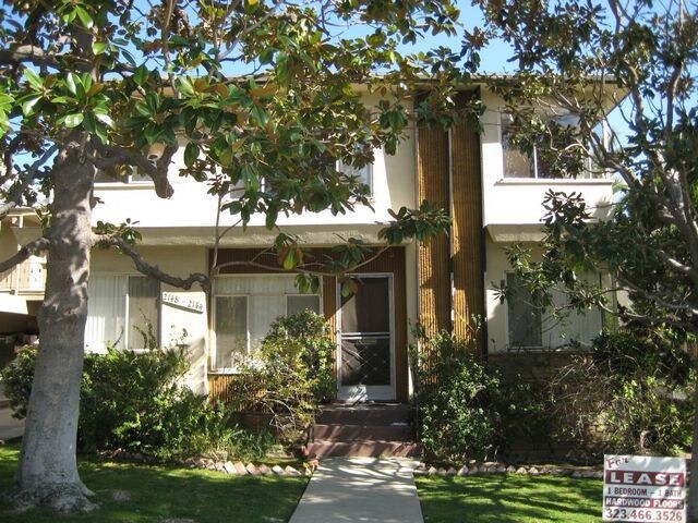 Building Photo - 2144 N Beachwood Dr