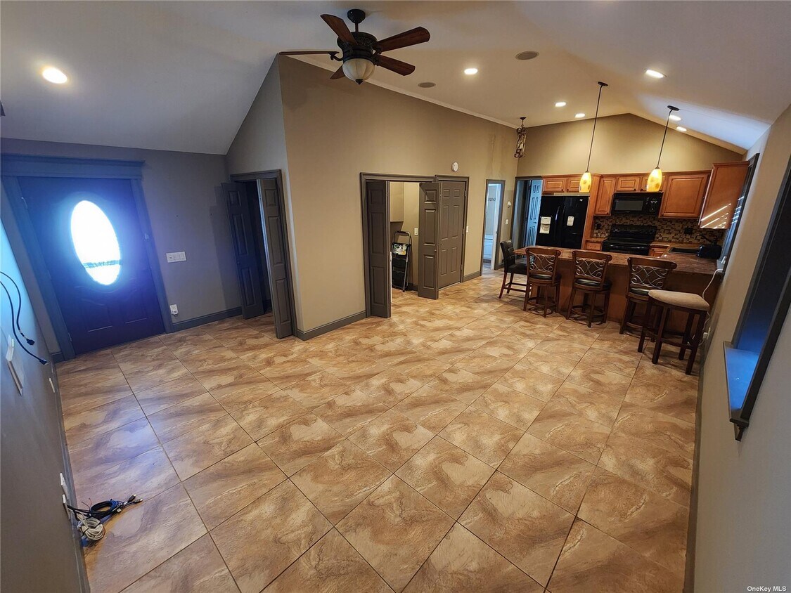 173 Oak St, Medford, NY 11763 Room for Rent in Medford, NY