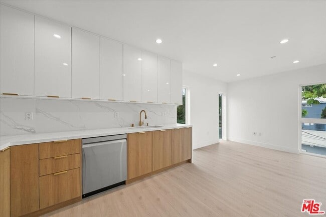 Building Photo - 4922 S Centinela Ave