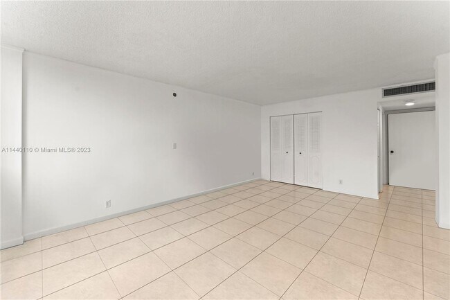 Building Photo - 100 Golden Isles Dr