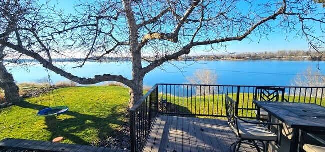 Building Photo - 3312 W Lakeshore Dr