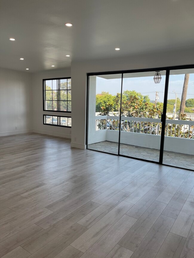 Building Photo - 457 N Doheny Dr