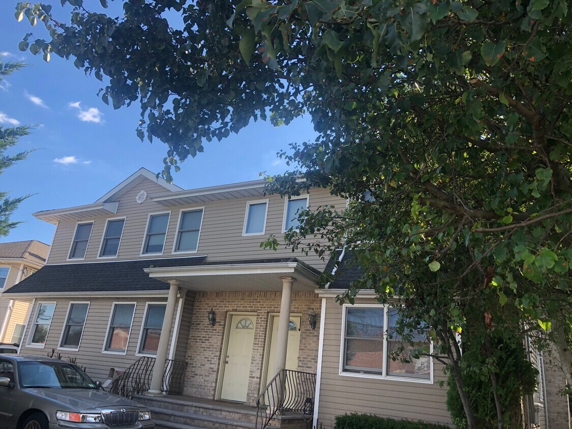 1st floor apartment - 2870 Woods Ave
