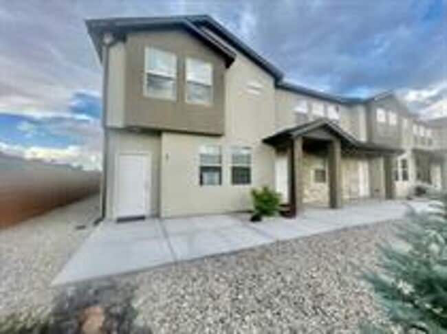 Building Photo - 498 1225 N