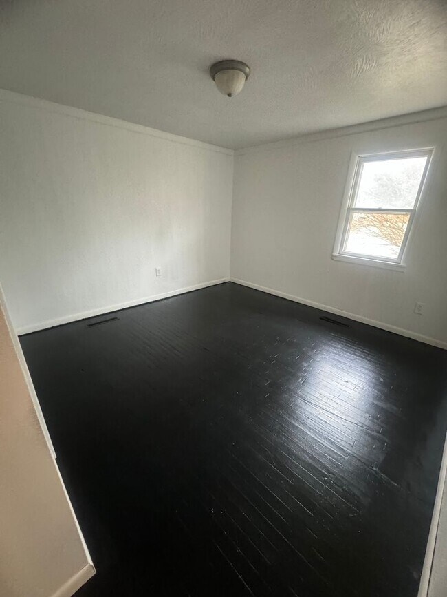 Building Photo - Available Now 3 bedroom 2 full bath home!