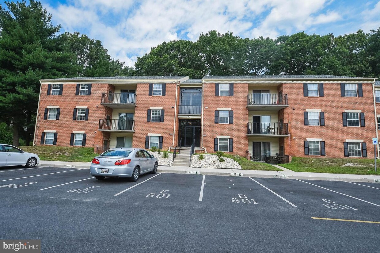 Primary Photo - 801 College Ln