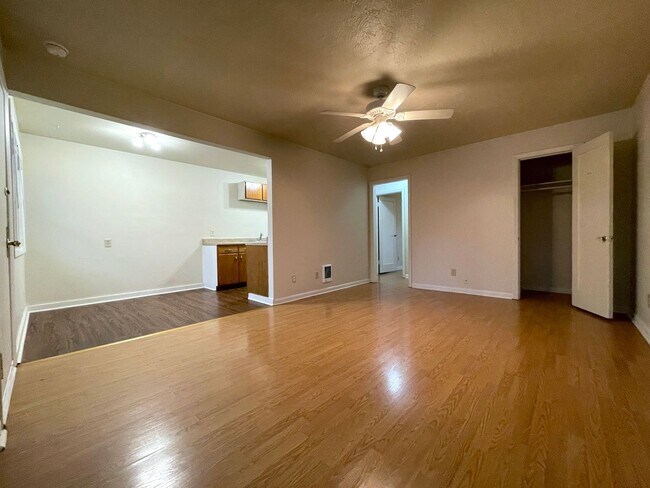 Building Photo - Charming 1 bedroom available in Woodlawn T...