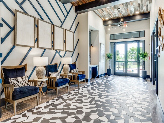 Building Photo - Palladium Carver Living