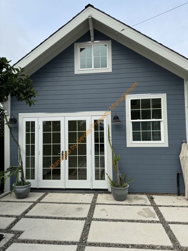 Building Photo - CHARMING 2 BEDROOM /1 BATHROOM HOME W/LOTS...