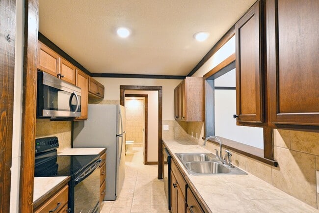Building Photo - 1155 Farm To Market 2722