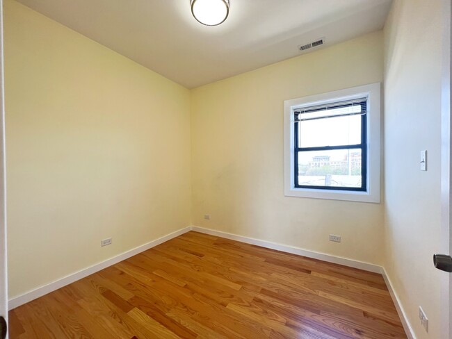 Foto del edificio - 213 W 25th Pl