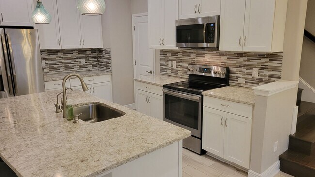 Foto del edificio - Annual UNfurnished newer 3/ 2 /12 townhome...