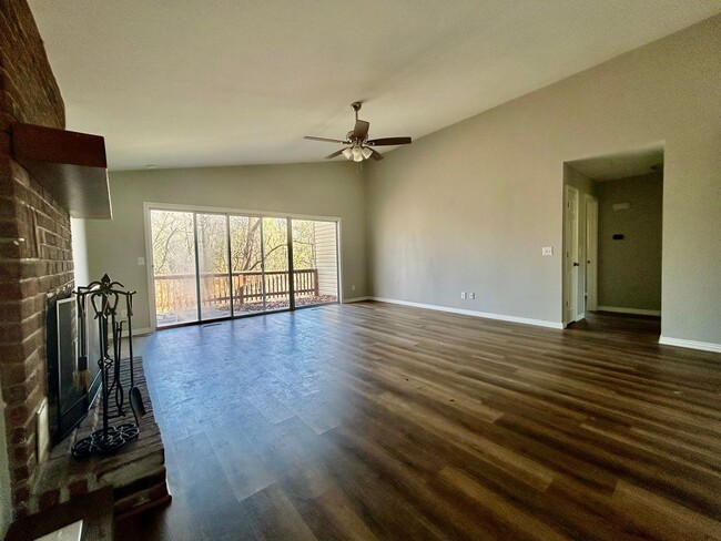 Building Photo - Cozy 2-Bedroom, 1.5 -Bathroom Home! Plus C...
