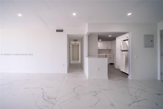 Foto del edificio - 2500 NE 135th St