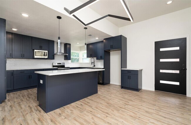 Building Photo - 13155 Pebblewalk Cir S