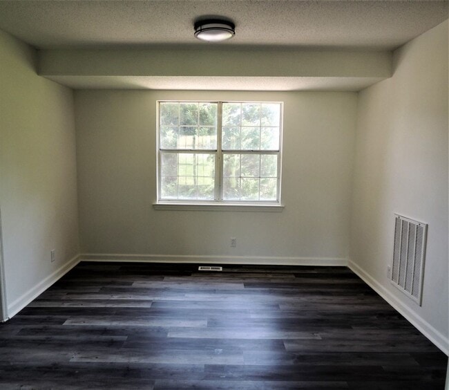 Building Photo - Huge Refreshed 5 Bed/ 3 Bath Home in Missi...