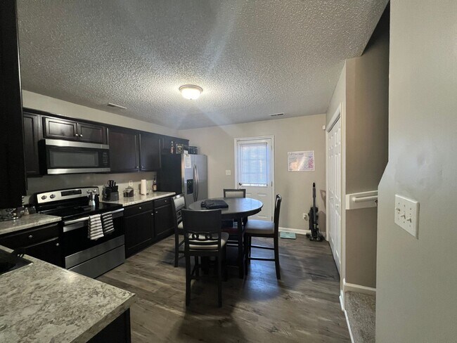 Foto del edificio - Beautiful 2 Bedroom 2 1/2 bath townhouse with fenced in back yard. Minutes away from Camp Lejeune...