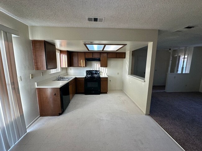 Foto del edificio - 15554 Bear Valley Rd