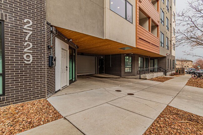 Foto del edificio - Modern Elegance with Downtown Views: 2-Bed...