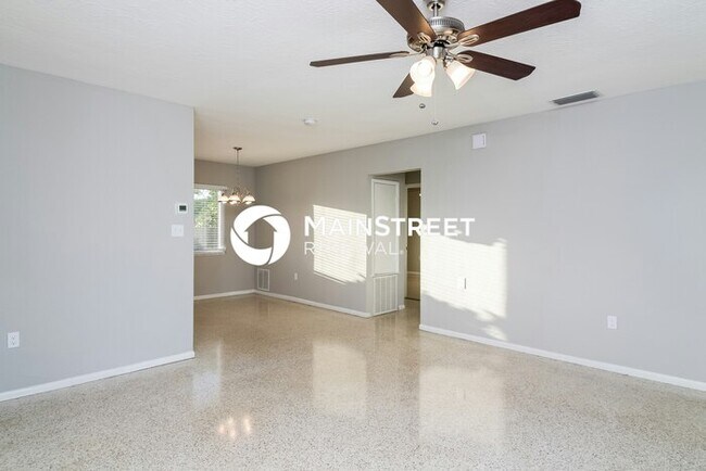 Building Photo - 3 Bedroom Pet-Friendly Home in Sarasota, FL with Main Street Renewal