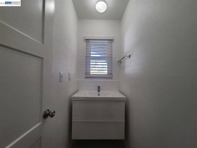 Building Photo - 749 Palomino Dr