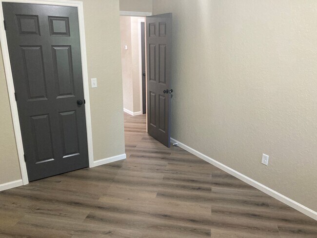 Foto del edificio - Renovated 2 Bedroom Apartment
