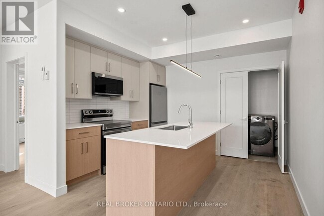 Building Photo - 184 Woodroffe Ave