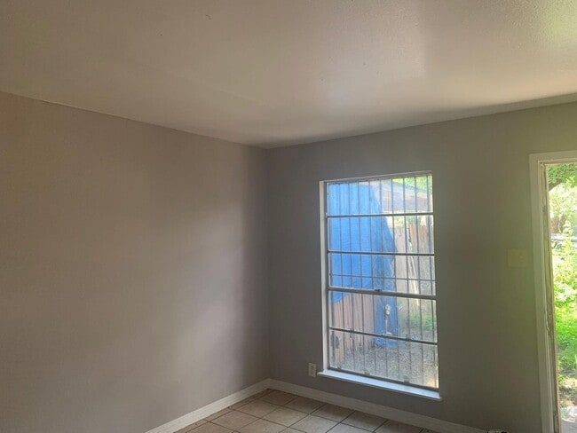 Building Photo - Cute 2/1 townhome with extra storage and covered parking