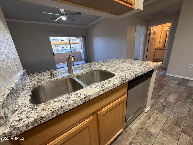 Foto del edificio - 5401 E Van Buren St