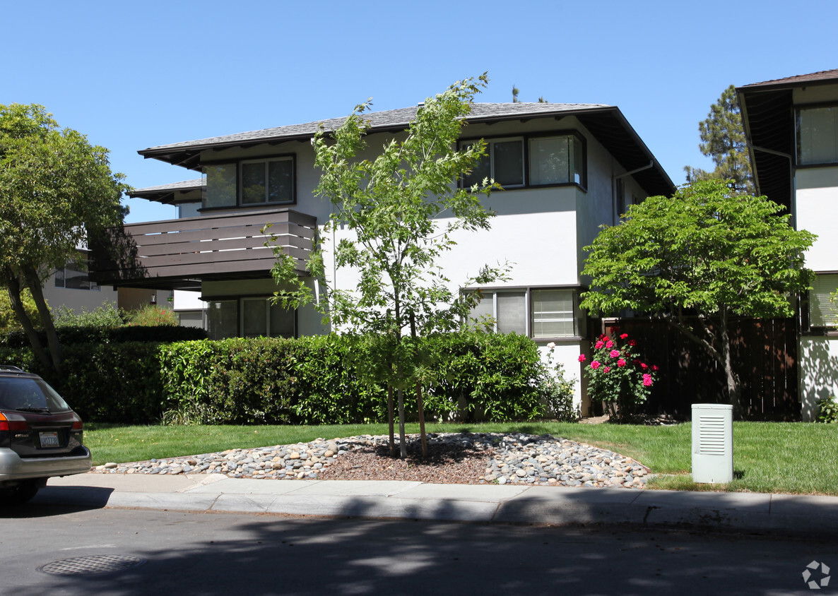 Building Photo - 270 Waverley St