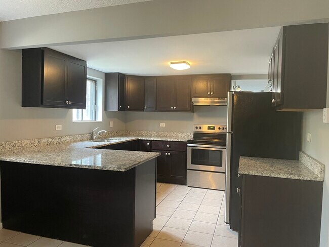 Building Photo - 21W284 Tee Ln