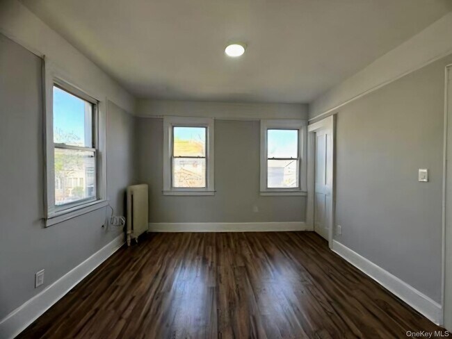 Foto del edificio - 150-18 Yates Rd