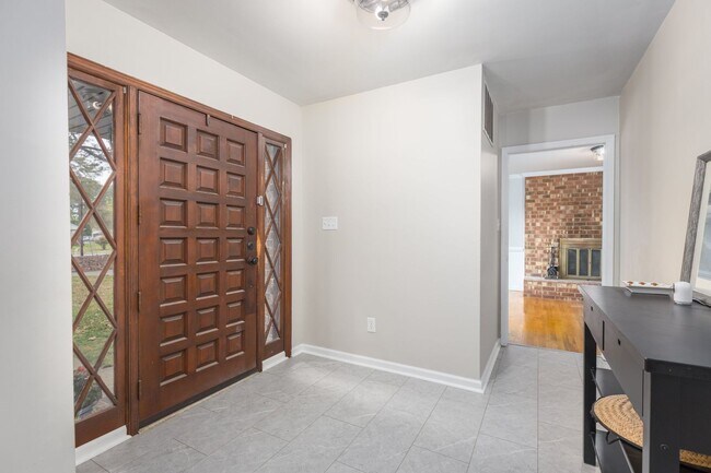 Foto del edificio - Inviting 3BR/2BA Brick Ranch on Nearly 3/4...