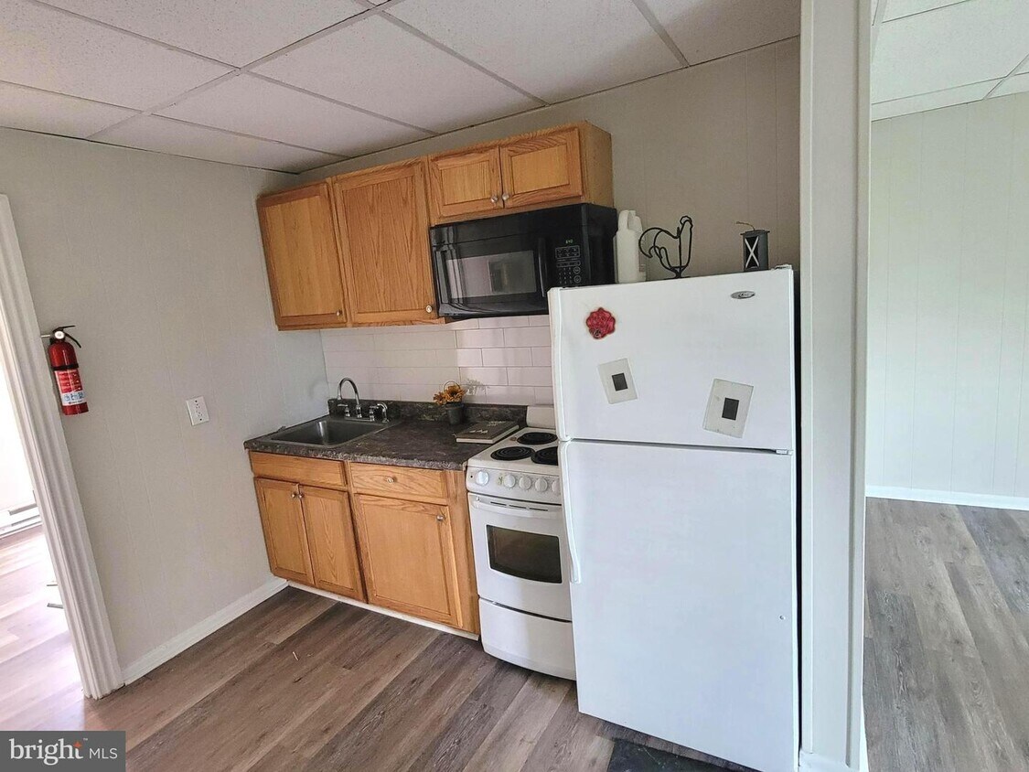 449 E High St Unit 3RD FL, Pottstown, PA 19464 Room for Rent in