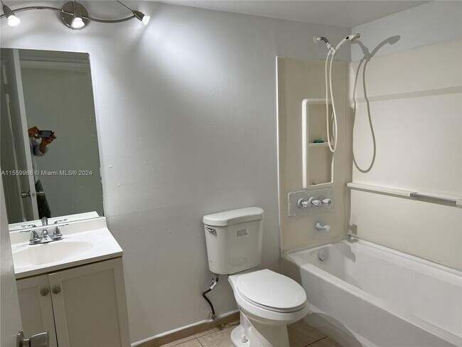 Foto del edificio - 6155 NW 186th St