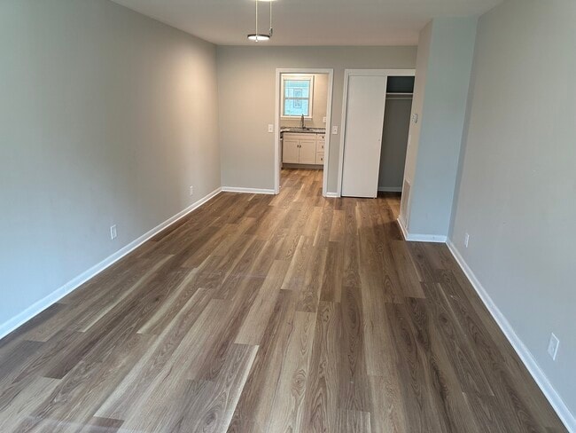 Back toward kitchen - 611 Pennsylvania Anx