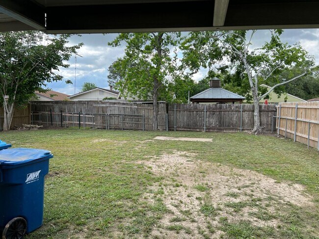 Building Photo - 109 Sorority Dr